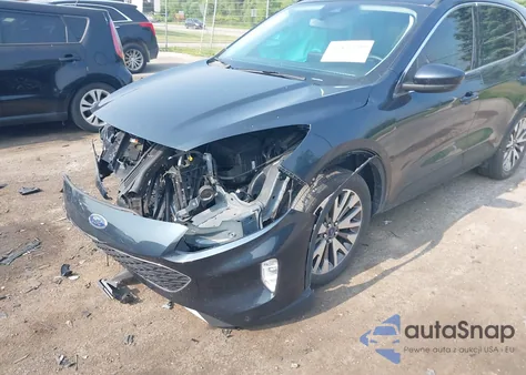 2022 Ford Escape Titanium z USA, uszkodzony, nr VIN 1FMCU9J93NUB50196